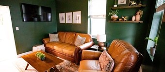Salt & Honey Cottage Walk to Dining & Pet Friendly