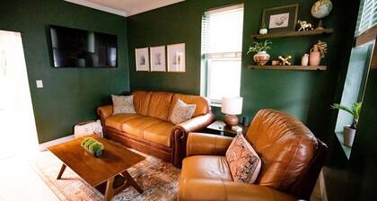 Salt & Honey Cottage Walk to Dining & Pet Friendly