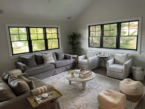 Smart TV, stereo - North Fork Waterfront Oasis in Mattituck (Mattituck)