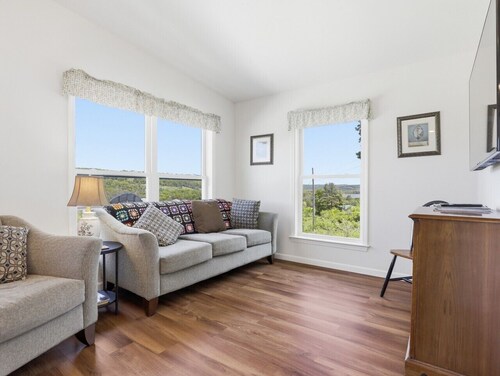 Lakeview Retreat w Fire Pit & Total Privacy!