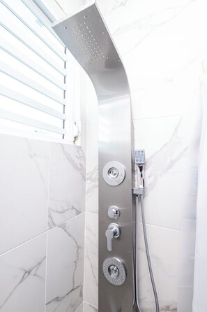 Hair dryer, towels, soap, shampoo - Comfortable San Juan Home • Ideal for Groups + Parking (San Juan)