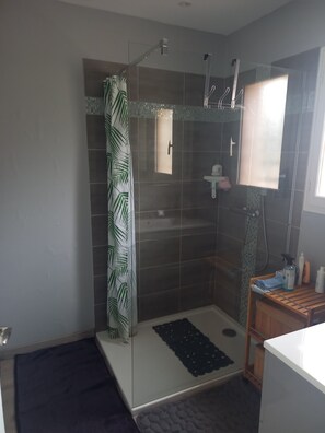 Hair dryer, towels, toilet paper - House with pool in tourist region (Meyssac)