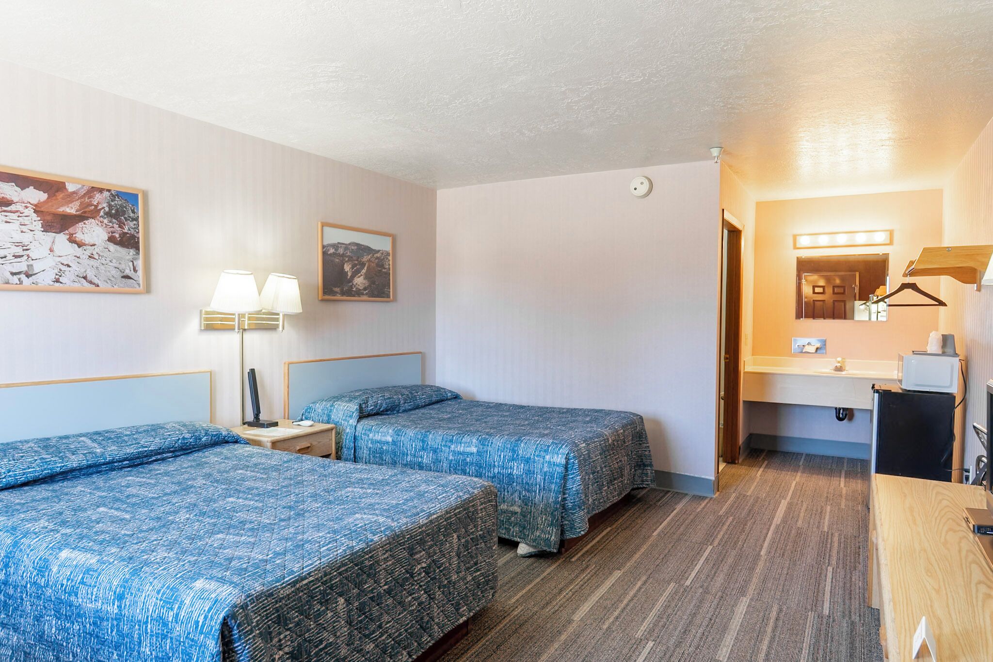 Neljän hengen huone, 2 parisänkyä