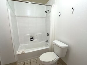Bañera con ducha, papel higiénico