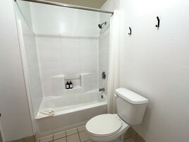 Bañera con ducha, papel higiénico