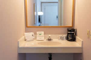 Double Room, 1 Queen Bed | Bathroom | Combined shower/tub, toilet paper