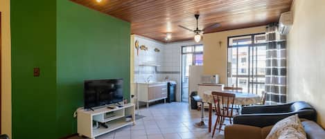 Departamento básico | Área de sala de estar | Smart TV de 32 pulgadas con canales digitales