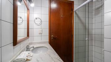 Apartamento básico | Banheiro | Chuveiro