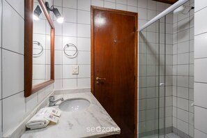 Basic Apartment | Bathroom - Apartments 150m From the Beach in Ponta das Canas - CND (Florianópolis)