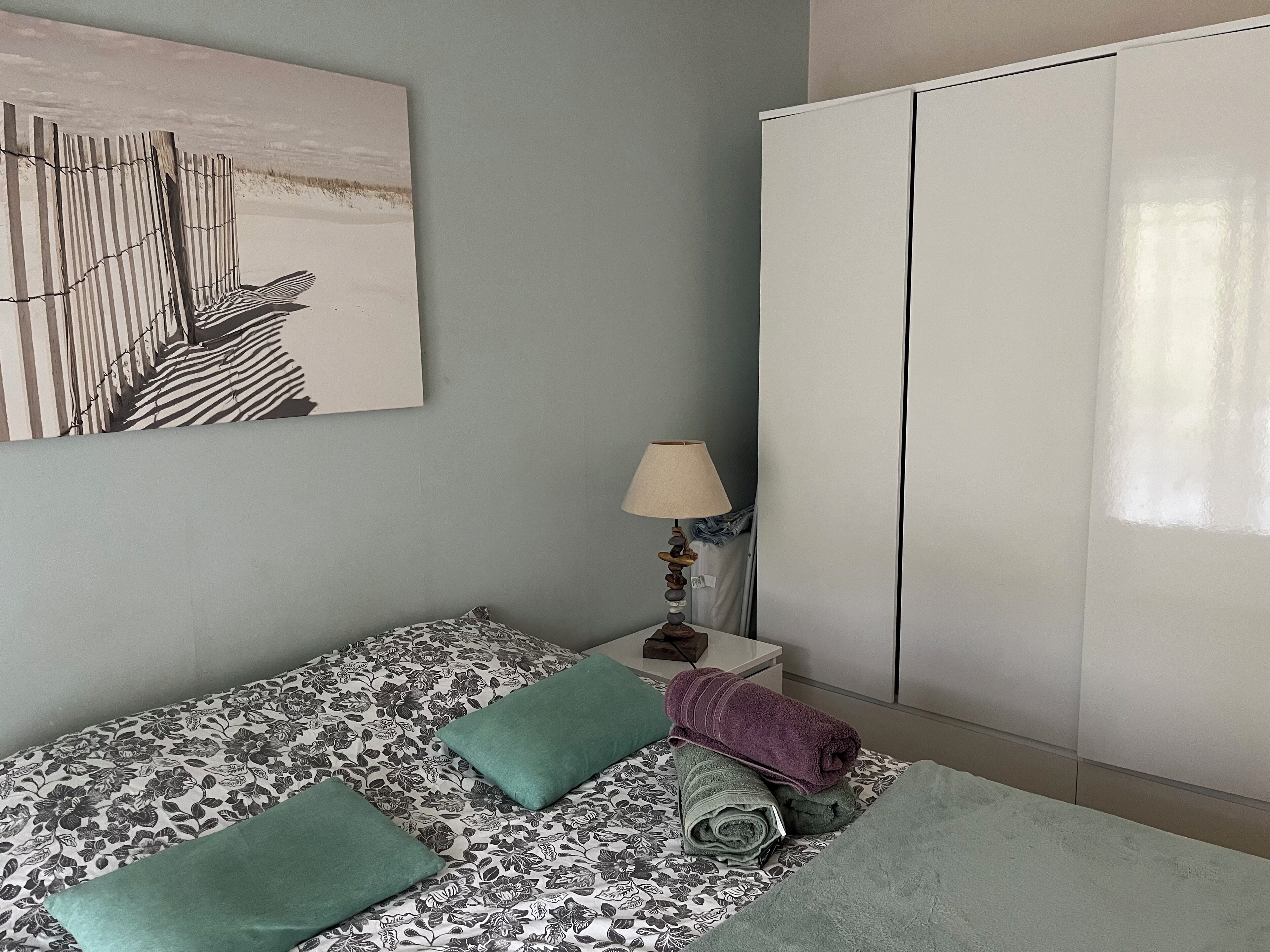 1 dormitori, planxa i posts de planxar, wifi i roba de llit 
