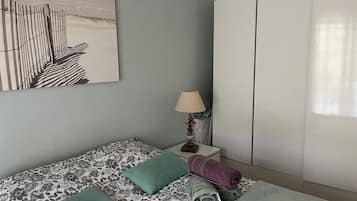 1 dormitori, planxa i posts de planxar, wifi i roba de llit
