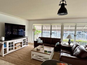 Smart TV - Best location in Fort Lauderdale! Waterfront 2-bedroom apartment with AC. (Fort Lauderdale)