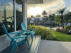 Property grounds - Best location in Fort Lauderdale! Waterfront 2-bedroom apartment with AC. (Fort Lauderdale)