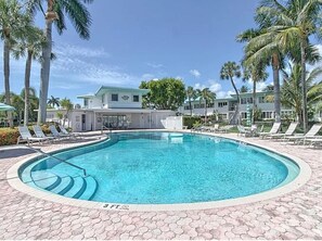 Outdoor pool, a heated pool - Best location in Fort Lauderdale! Waterfront 2-bedroom apartment with AC. (Fort Lauderdale)