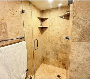 Shower, hair dryer, bidet, towels - Best location in Fort Lauderdale! Waterfront 2-bedroom apartment with AC. (Fort Lauderdale)