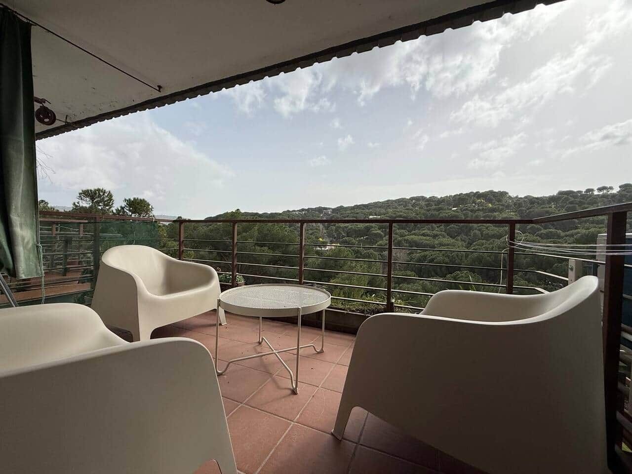 Terraza con butacas y vistas al pantano de San Juan
