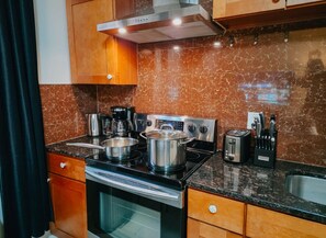 Frigorífico, microondas, horno y placa de cocina