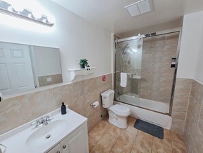Hair dryer, towels, soap, shampoo - Twinset / 2 King Beds / Elevator / 2 Ensuite / W/D (Philadelphia)