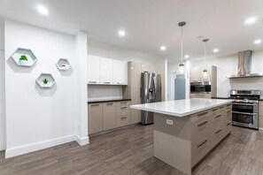 Comfort Room | Private kitchen - Cozy Villa Grill Mini Golf Pool (North Miami Beach)