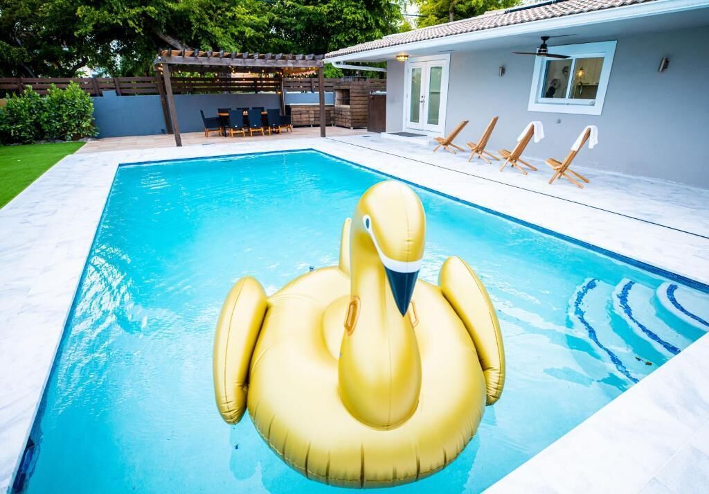 Una piscina con un grande cigno gonfiabile.