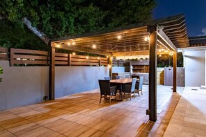 Outdoor dining - Cozy Villa Grill Mini Golf Pool (North Miami Beach)