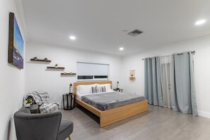 Comfort Room - Cozy Villa Grill Mini Golf Pool (North Miami Beach)