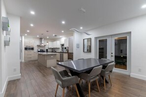 Dining - Cozy Villa Grill Mini Golf Pool (North Miami Beach)