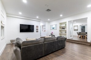 Comfort Room | Living area | Smart TV - Cozy Villa Grill Mini Golf Pool (North Miami Beach)