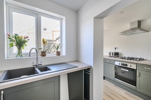 Een koelkast, een microgolfoven, een oven, een kookplaat