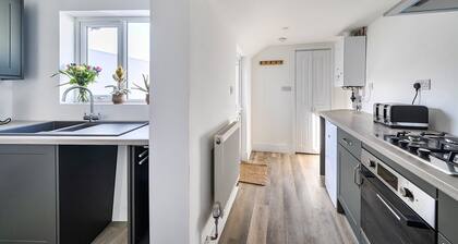 3‑bed cosy family home sleeps 6 Nr beach