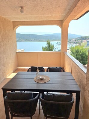 Outdoor dining - Apartment Nikolina 1 with Sea View (Supetarska Draga)