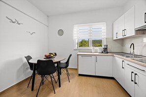 Kjøleskap, mikrobølgeovn, oppvaskmaskin og kaffetrakter/tekoker