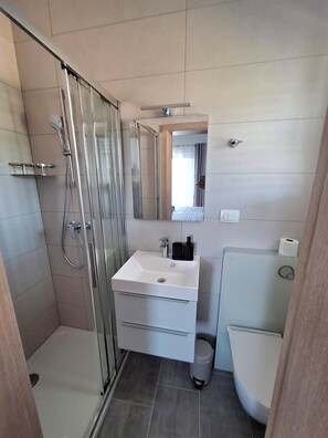 Shower, hair dryer, towels, toilet paper - Apartment Nikolina 2 with Sea View (Supetarska Draga)