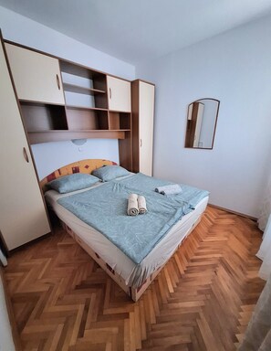 1 habitación, tabla de planchar con plancha, wifi gratis y ropa de cama 