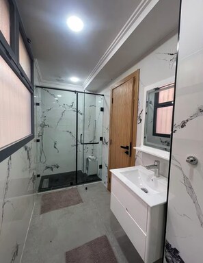 Hair dryer, towels, soap, toilet paper - Cosy nest in Gueliz, luxurious apartment, all on foot (Marrakech)