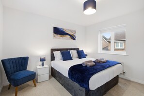 Room - 3-Bed House with Parking | Ideal for Contractors (Aylesbury)