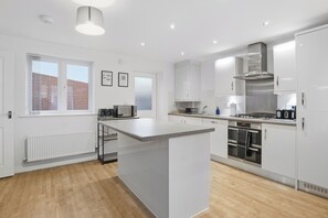 Private kitchen - 3-Bed House with Parking | Ideal for Contractors (Aylesbury)