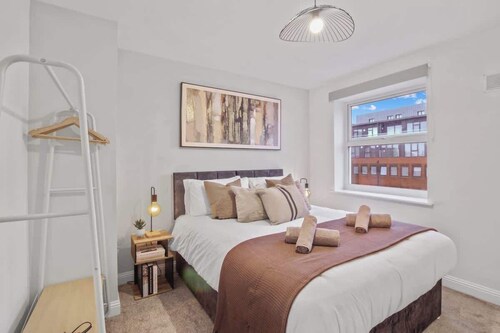 Modern 2 Bed Apartment | Secure Parking | Central