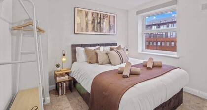 Modern 2 Bed Apartment | Secure Parking | Central
