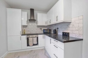 Kühlschrank, Mikrowelle, Ofen, Herdplatte