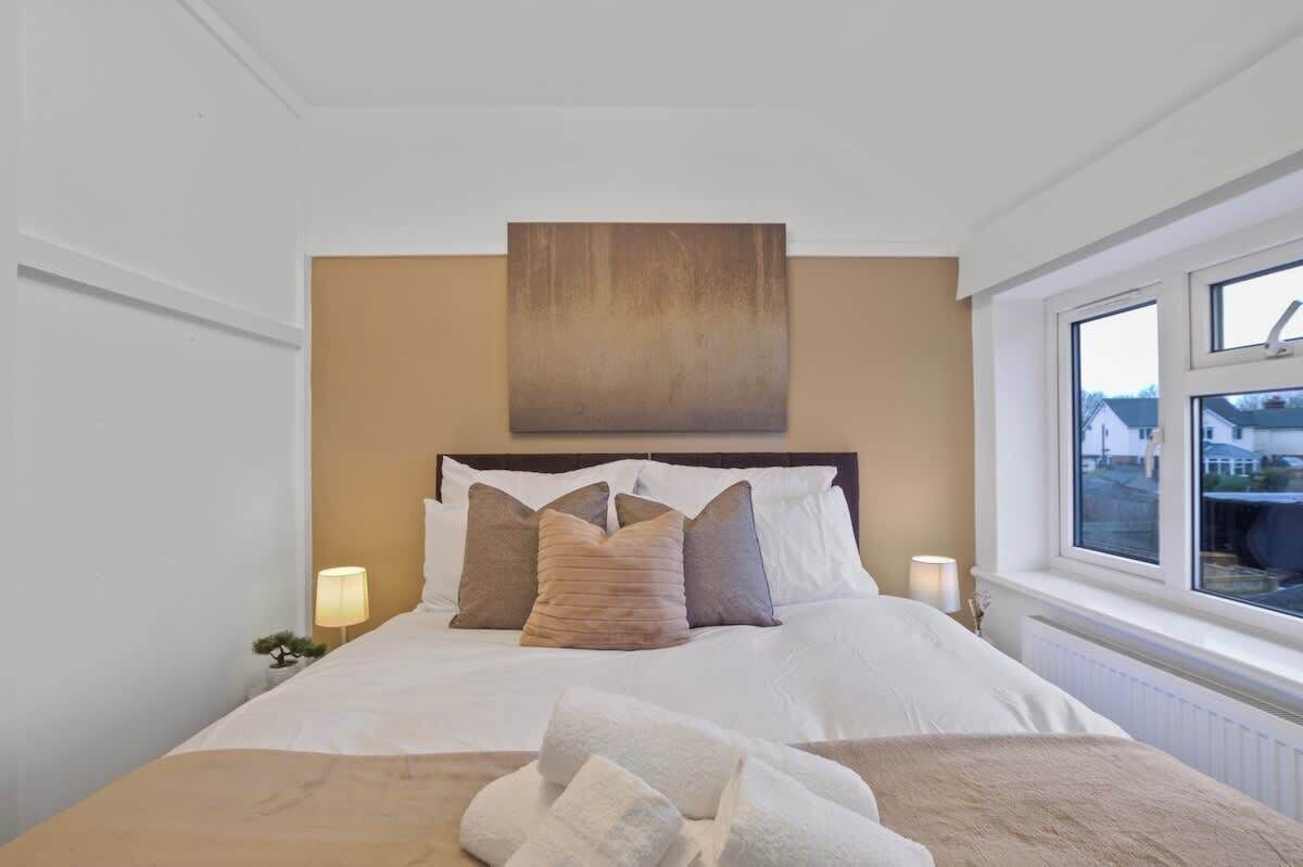 3 bedrooms, desk, iron/ironing board, free WiFi