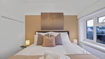 3 bedrooms, desk, iron/ironing board, free WiFi