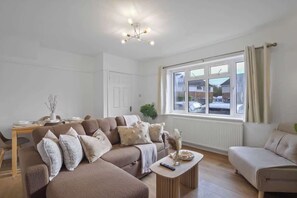 TV, offices - Stylish 3-Bed Countryside House | Peace & Privacy (Aylesbury)