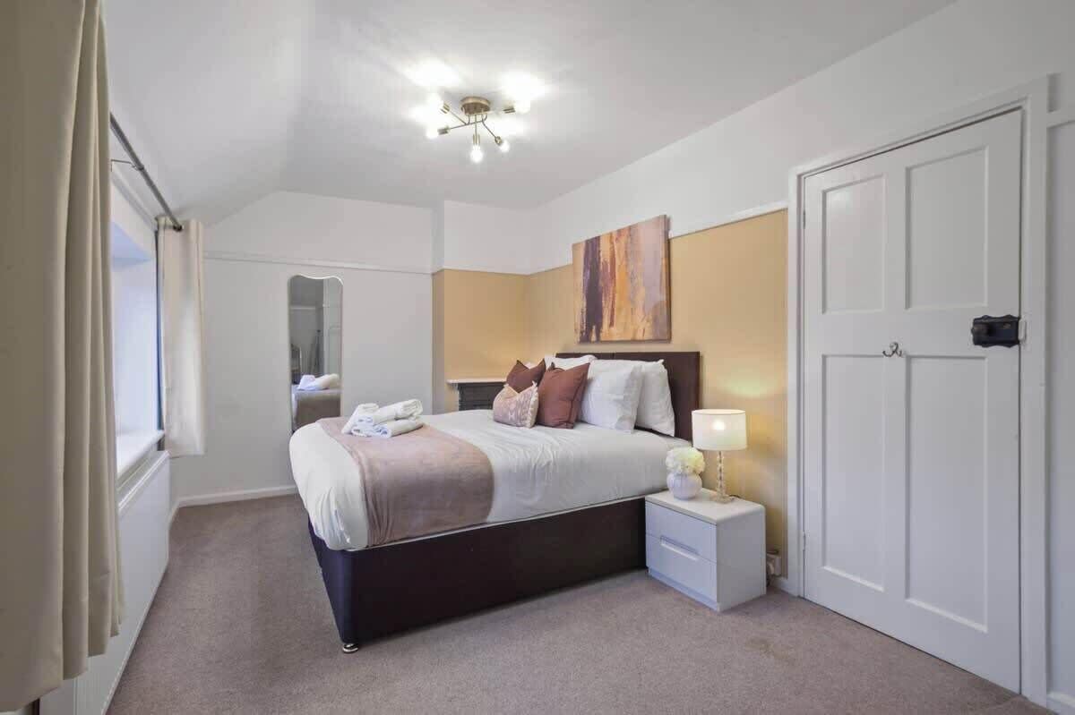 3 bedrooms, desk, iron/ironing board, free WiFi
