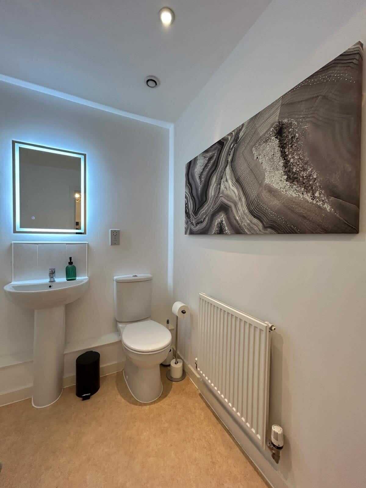 Shower, hair dryer, towels, shampoo