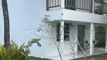 Deluxe chalet, uitzicht op zwembad | Exterieur