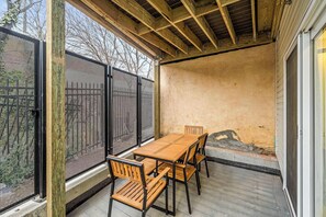 Outdoor dining - The Blanco | 1BR with Private Outdoor Courtyard (Philadelphia)