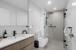 Hair dryer, towels - Southport 2BR Retreat | Rooftop Infinity Pool (Southport)