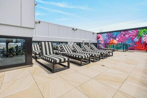 Terrace/patio - Southport 2BR Retreat | Rooftop Infinity Pool (Southport)
