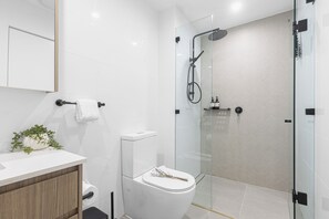 Hair dryer, towels - Southport 2BR Retreat | Rooftop Infinity Pool (Southport)